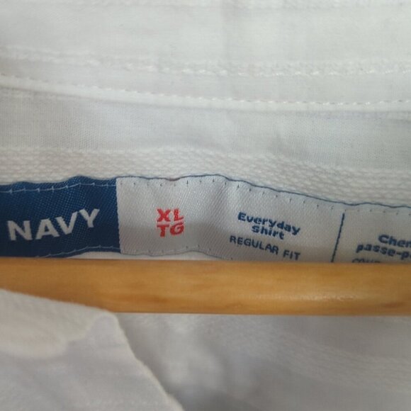 Old Navy Men's White Casual Button Down Shirt with Relaxed Fit - XL NWT - Picture 3 of 7